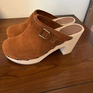 Gap suede leather clog